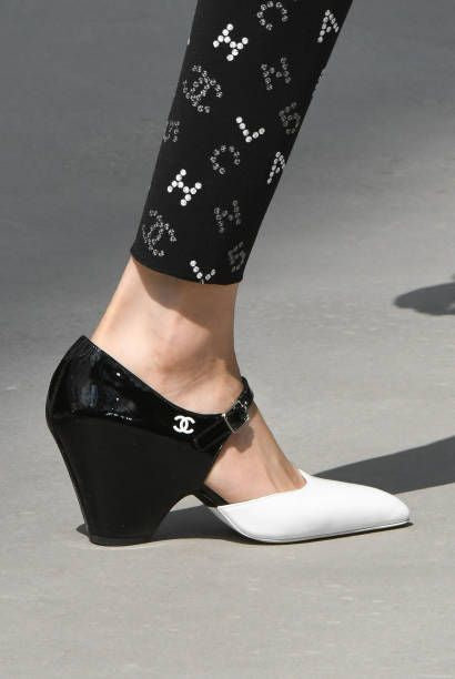 New Unworn Chanel 20C White Black Patent D'Orsay Mary Jane Heels EU 38.5C