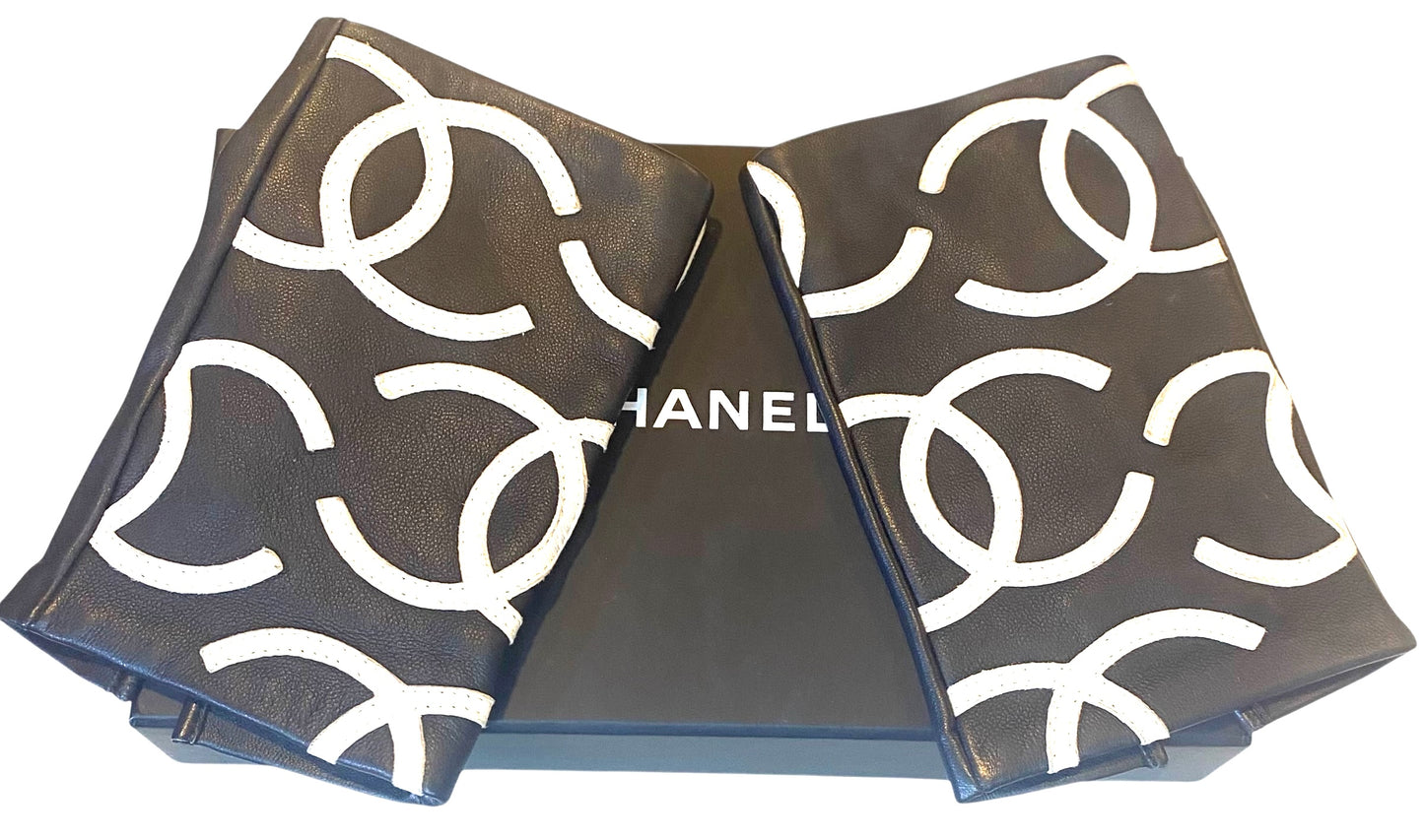 Chanel 22S All Over CC Logo Leather Black White Fingerless Gloves 7.5