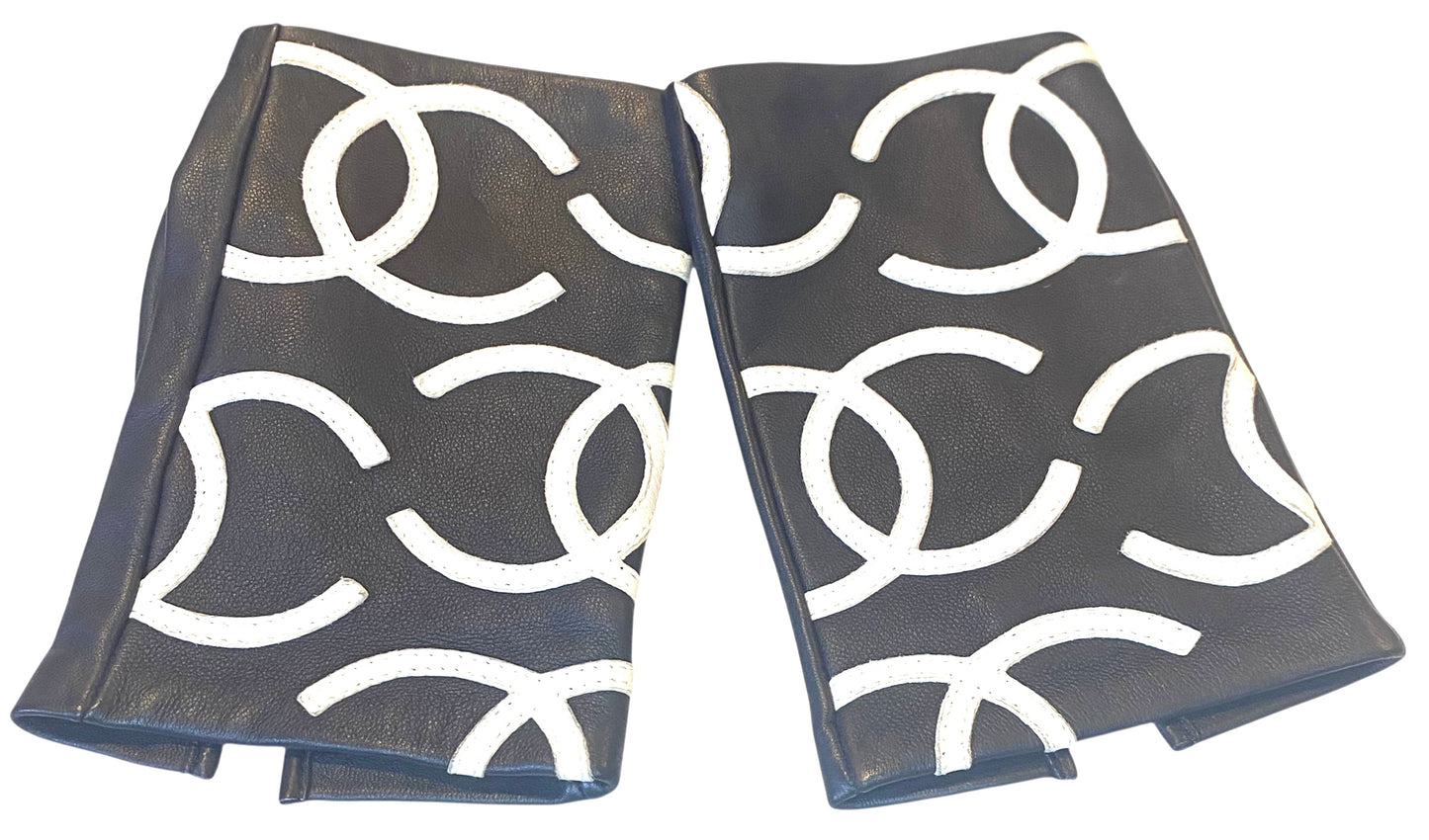 Chanel 22S All Over CC Logo Leather Black White Fingerless Gloves 7.5