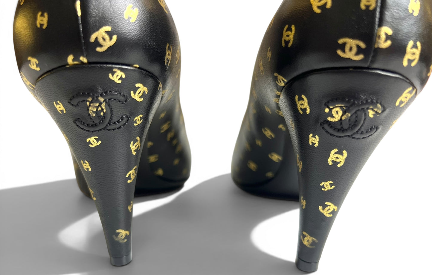 Chanel 23B Interlocking CC Logo Black Gold Lambskin Classic Pump Heels EU 39.5