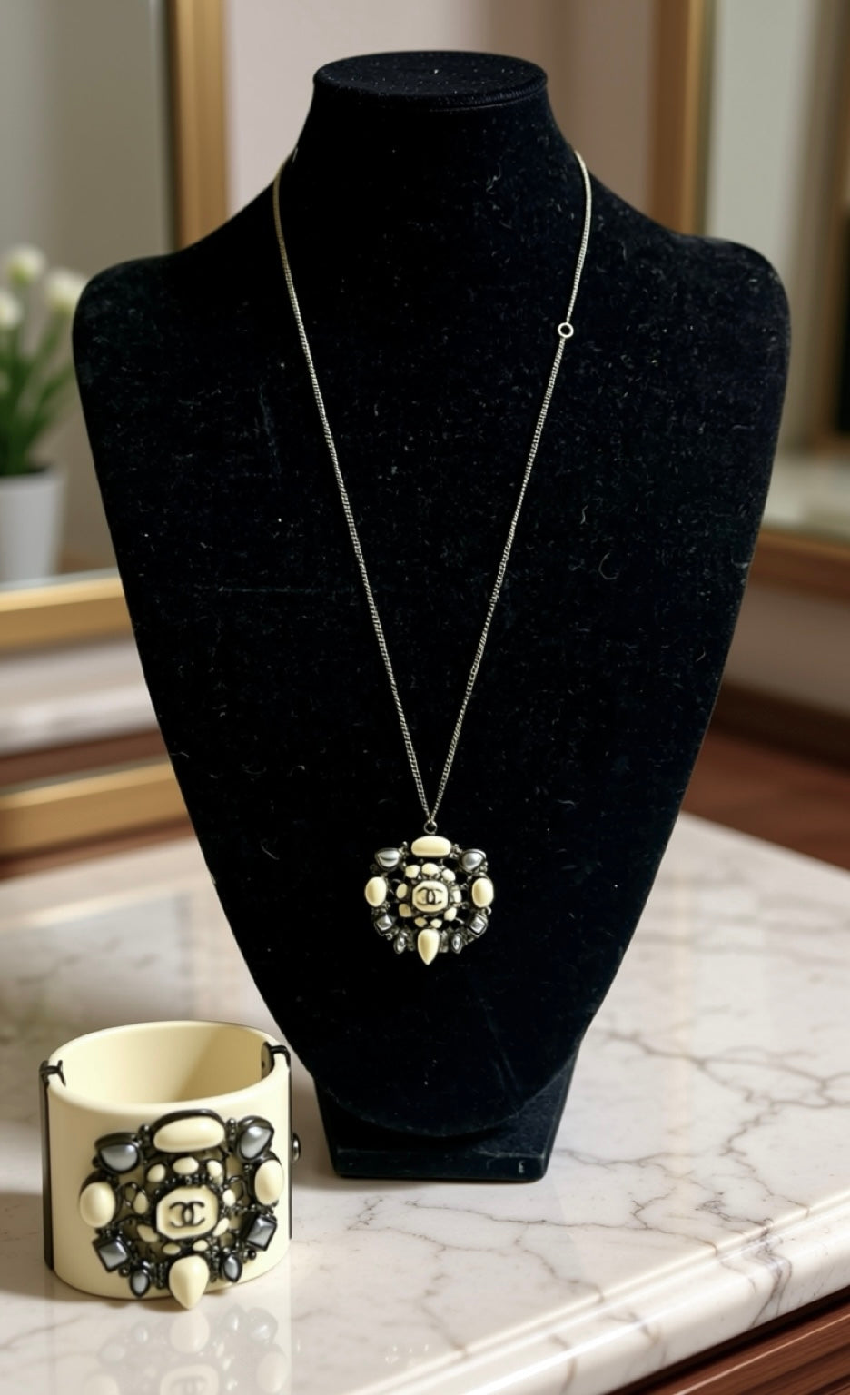 Rare Chanel 12A Paris Bombay White Metallic Grey Ruthenium Pendant Necklace