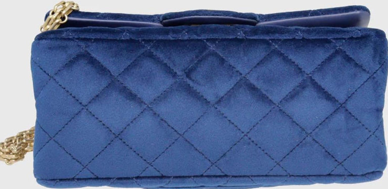 Chanel 19A Paris-Egypt MINI BLUE VELVET QUILTED 2.55 Reissue 224 flap bag Navy blue Gold hardware