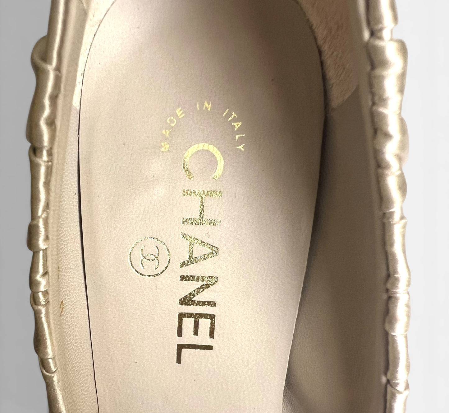 Chanel 17A Pearl Champaign Beige Rutched Satin Silk CC Pump Heels EU 37