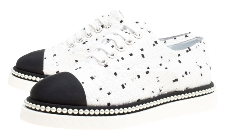 CHANEL 2017 BLACK WHITE TWEED PEARL TRIM LACE UP OXFORD SNEAKER FLATS EU 38.5