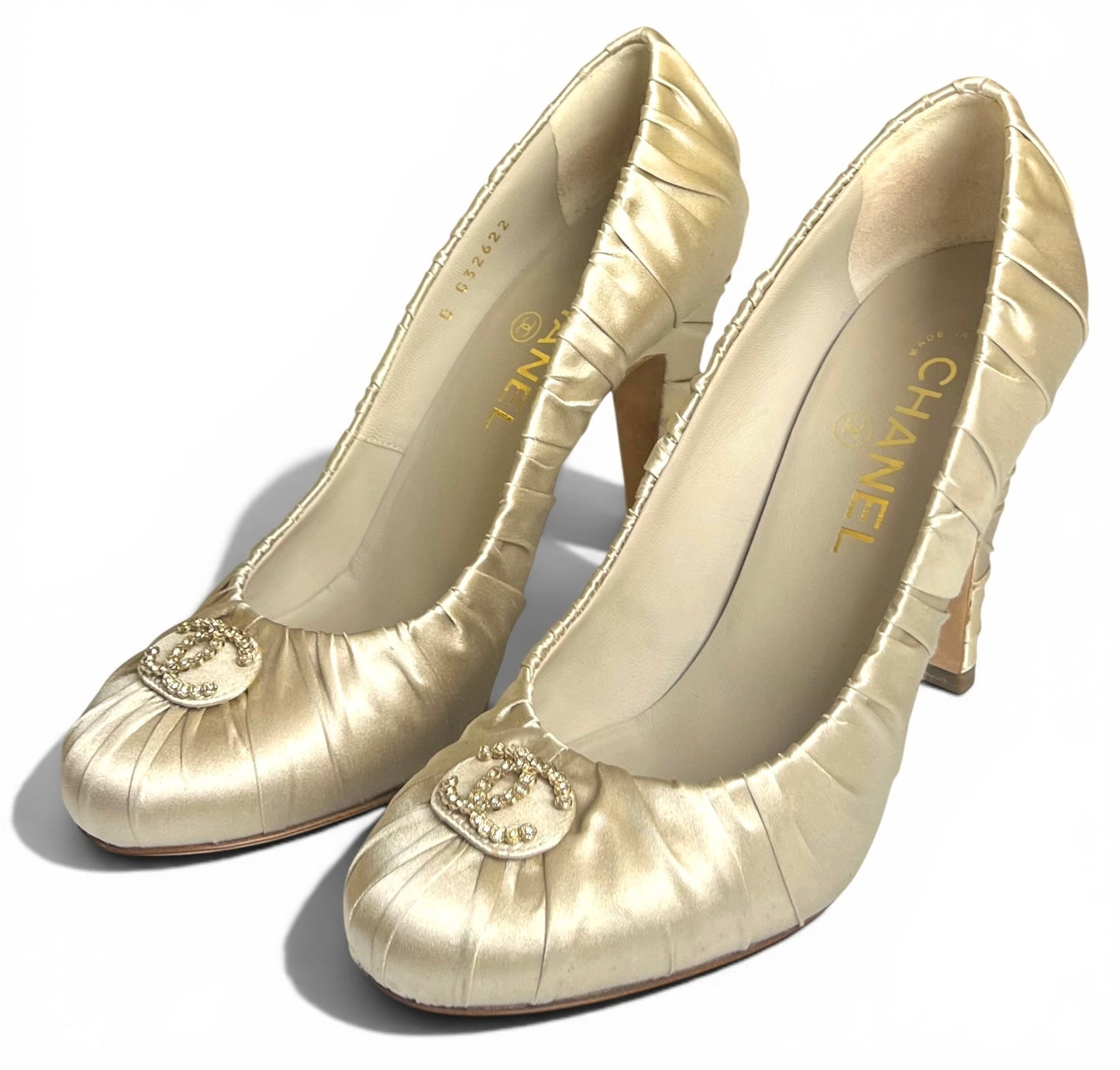 Chanel 17A Pearl Champaign Beige Rutched Satin Silk CC Pump Heels EU 37