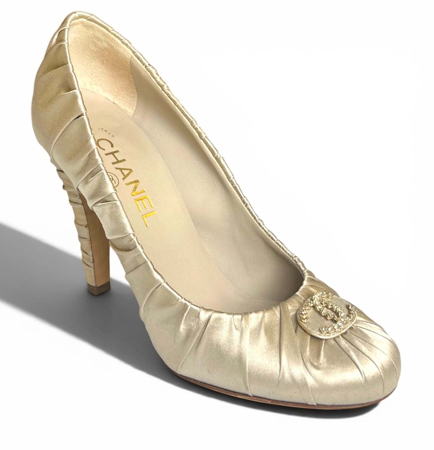 Chanel 17A Pearl Champaign Beige Rutched Satin Silk CC Pump Heels EU 37