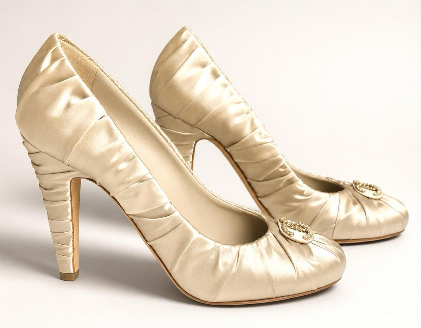 Chanel 17A Pearl Champaign Beige Rutched Satin Silk CC Pump Heels EU 37