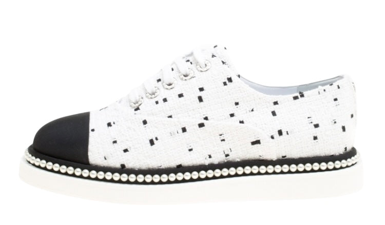 CHANEL 2017 BLACK WHITE TWEED PEARL TRIM LACE UP OXFORD SNEAKER FLATS EU 38.5