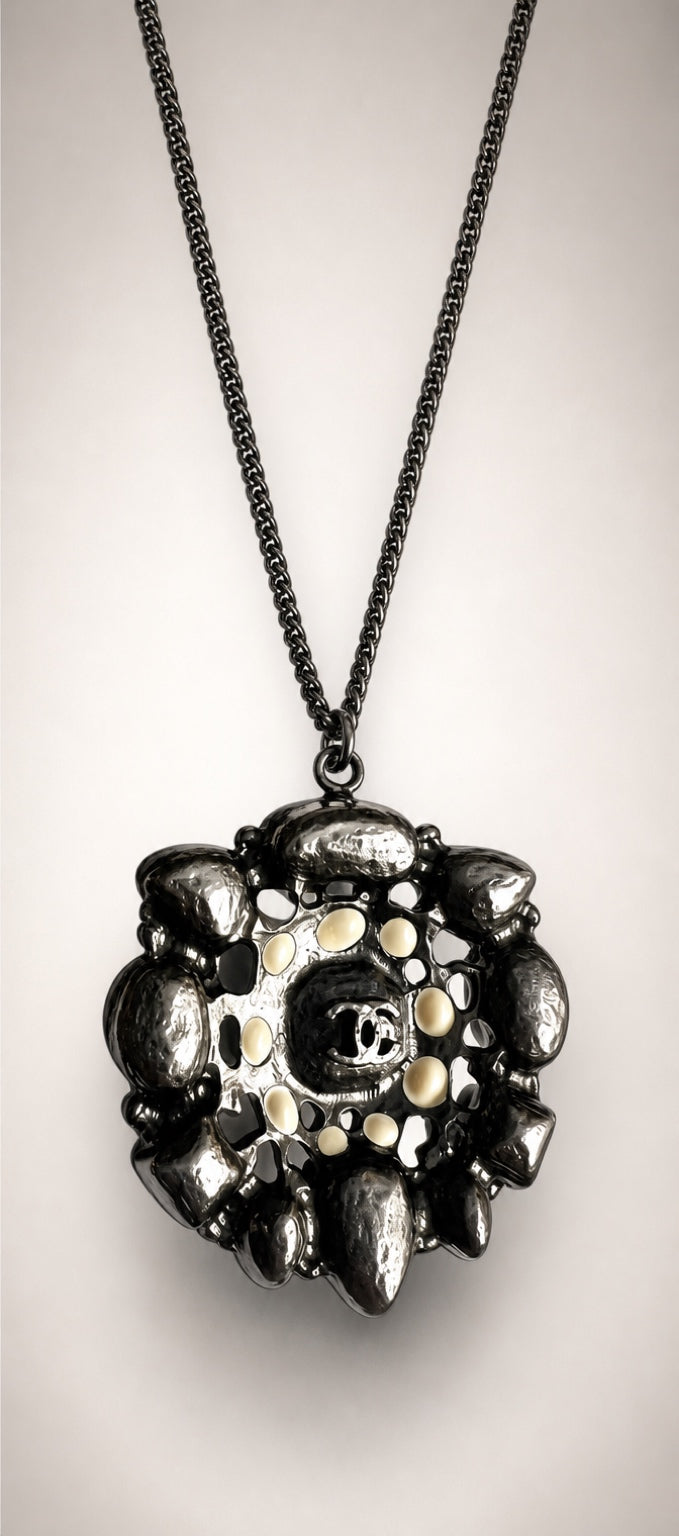 Rare Chanel 12A Paris Bombay White Metallic Grey Ruthenium Pendant Necklace