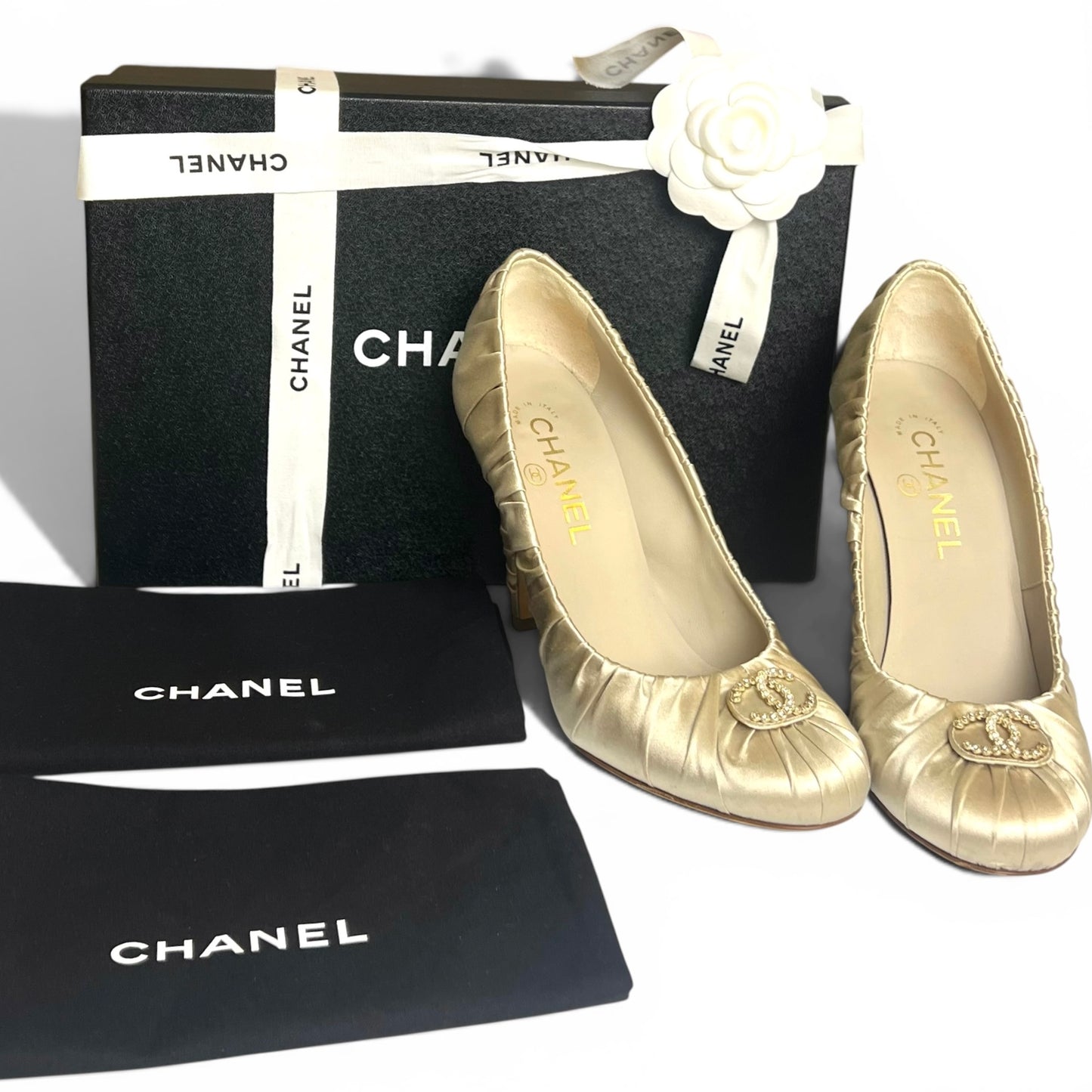 Chanel 17A Pearl Champaign Beige Rutched Satin Silk CC Pump Heels EU 37