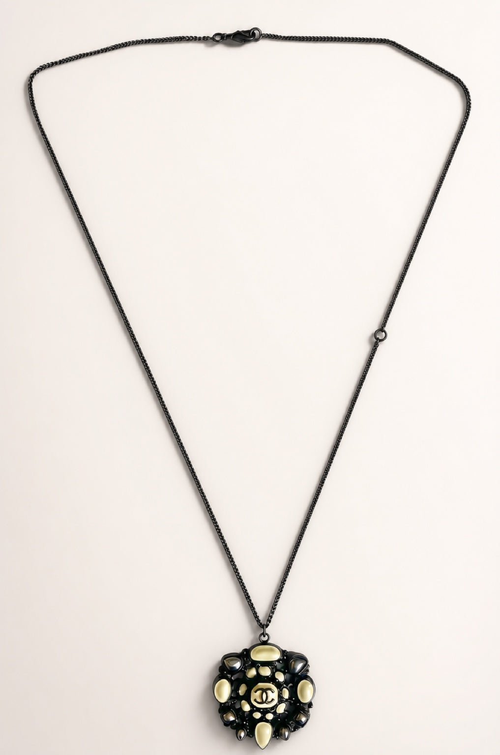 Rare Chanel 12A Paris Bombay White Metallic Grey Ruthenium Pendant Necklace