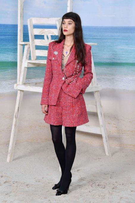 Chanel 19C La Pausa Red Tweed Pearl Shorts FR 36
