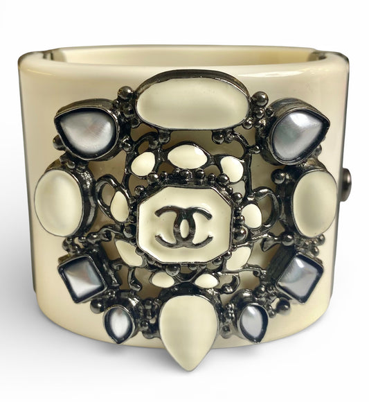Rare Chanel 12A Paris Bombay Runway Ivory Statement Cuff Bracelet Bangle