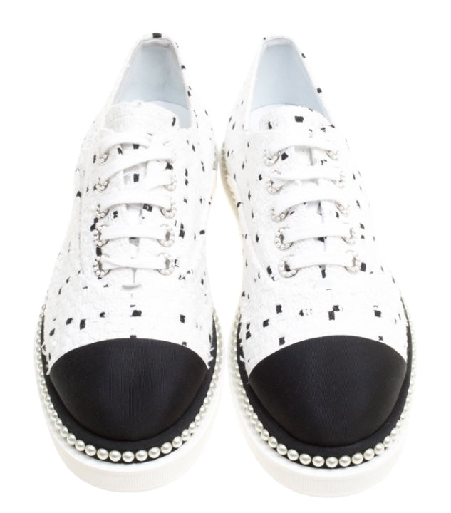 CHANEL 2017 BLACK WHITE TWEED PEARL TRIM LACE UP OXFORD SNEAKER FLATS EU 38.5