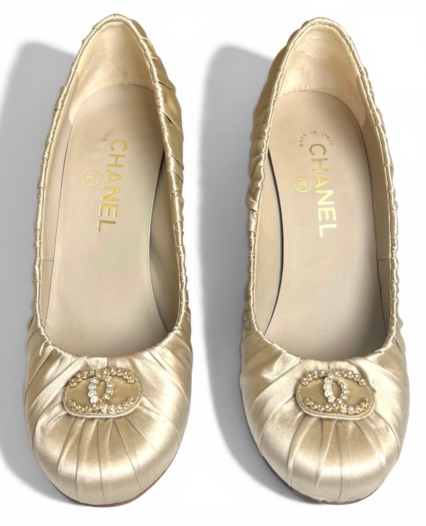 Chanel 17A Pearl Champaign Beige Rutched Satin Silk CC Pump Heels EU 37